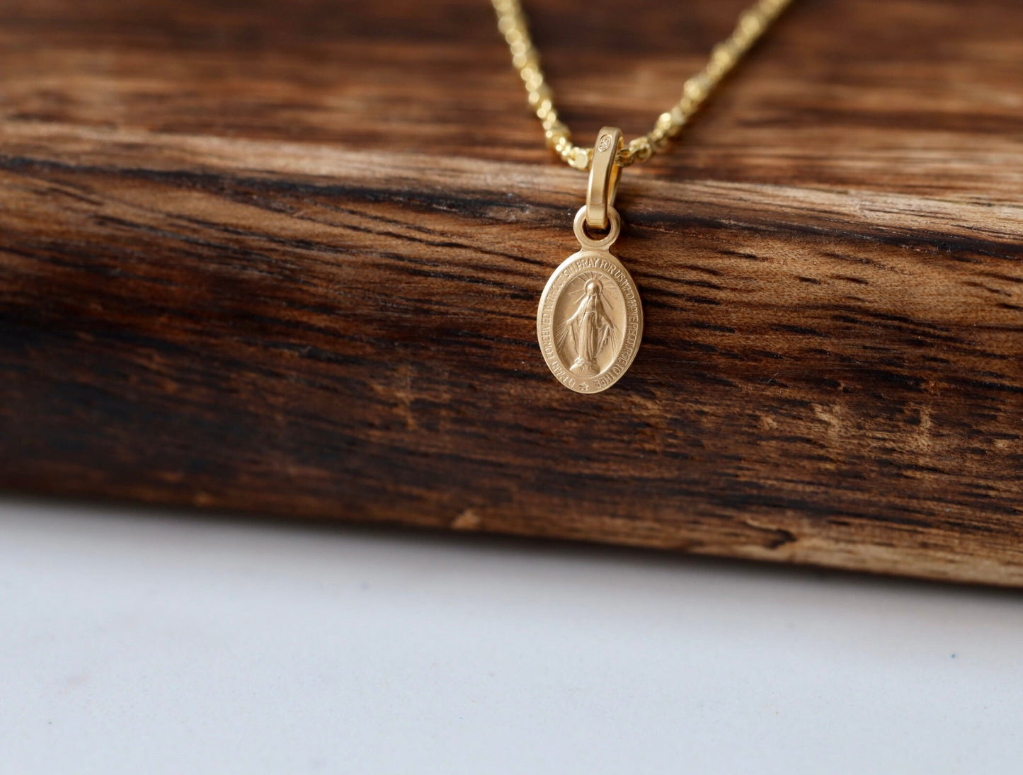 Plata de primera ley chapada en oro de 18 kt delicada Medalla Milagrosa, Medalla en miniatura de Nuestra Señora de Gracia llena de oro, Medalla Milagrosa de Medjugorje