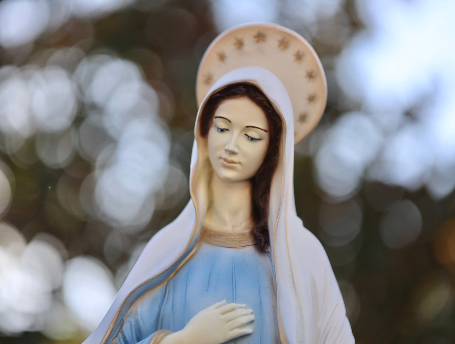 Estatua de la Reina de la Paz, estatua de la Virgen María de 26 pulgadas, estatua al aire libre de la Madre María, estatua de mármol pintada a mano de la Reina de la Paz, estatua del altar del hogar