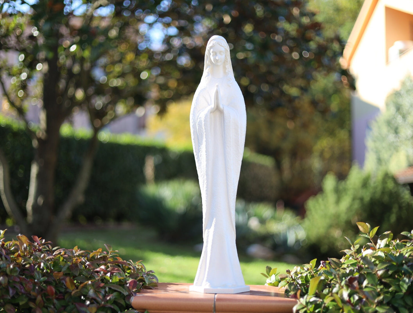 Estatua de polvo de mármol macizo de Nuestra Señora de Medjugorje, Reina de la Paz del Jardín, Virgen María blanca al aire libre, Altar casero Madre María