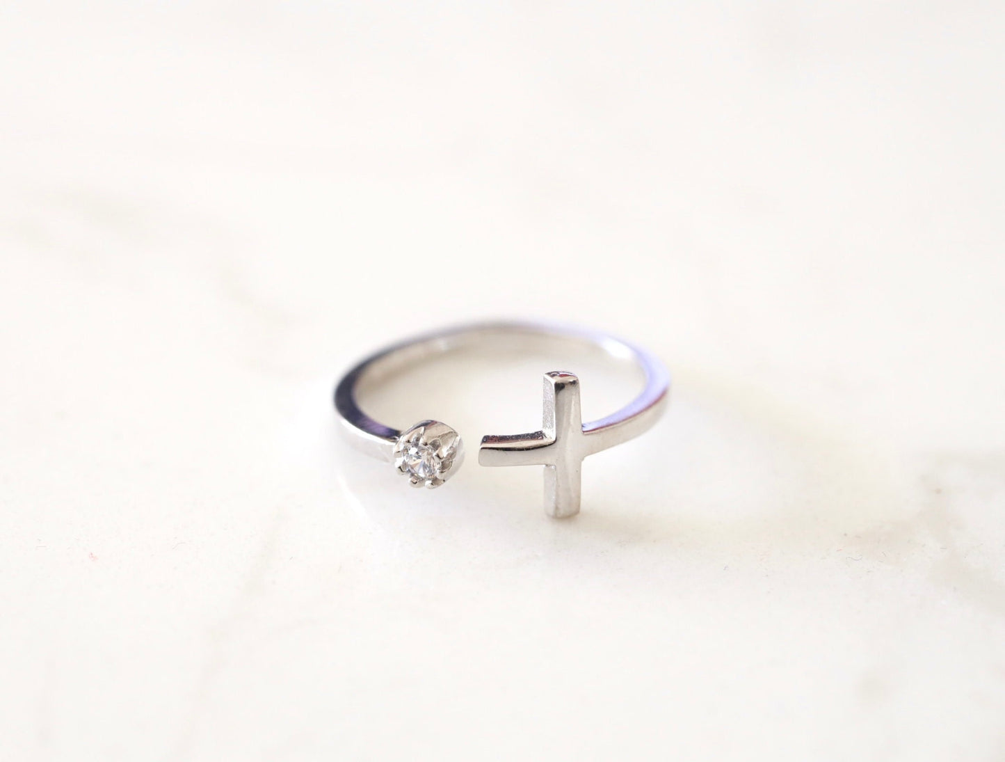 Anillo cruzado| anillo de plata | anillo devocional católico | regalo para católicos | cruz delicada | anillo minimalista para niña | anillo cruzado simple