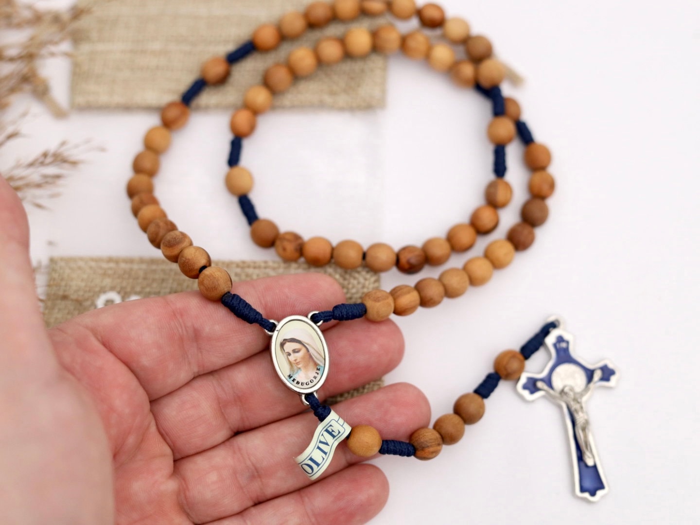 Rosario de Medjugorje hecho a mano en madera de olivo| Rosario de San Benito con cuentas de madera de olivo | Rosario cruz San Benito esmalte azul