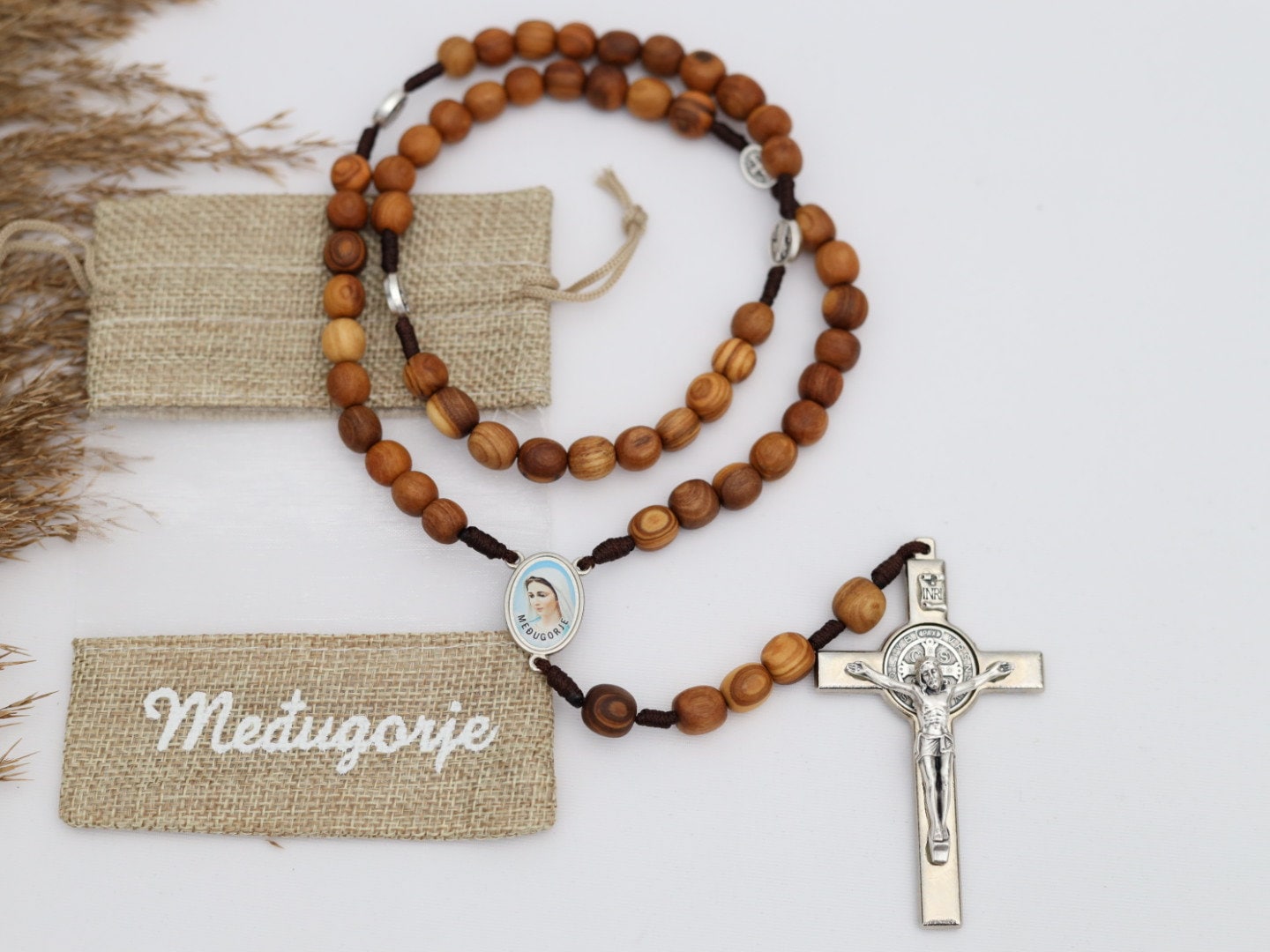 Rosario de madera de olivo con gran cruz de San Benito | rosario hecho a mano con gente local en Medjugorje / cuentas de rosario genuinas de madera natural