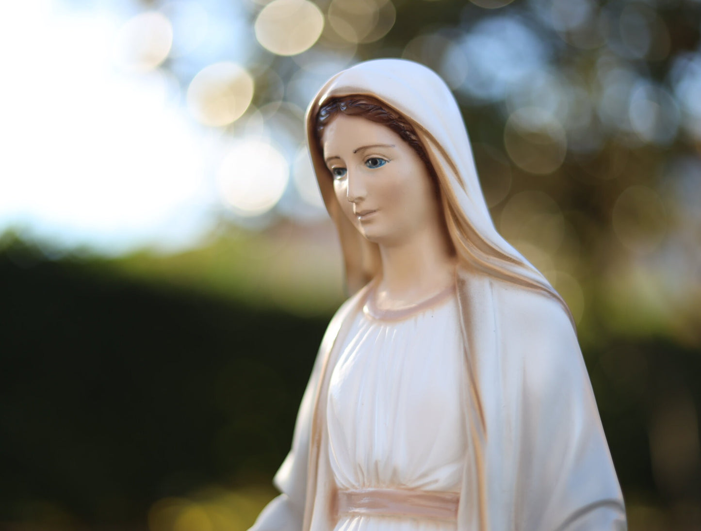 Estatua de mármol de Nuestra Señora de Gracia, estatua de Nuestra Señora al aire libre, estatua de la Virgen María pintada, estatua de Medjugorje, estatua de la Virgen María para el exterior