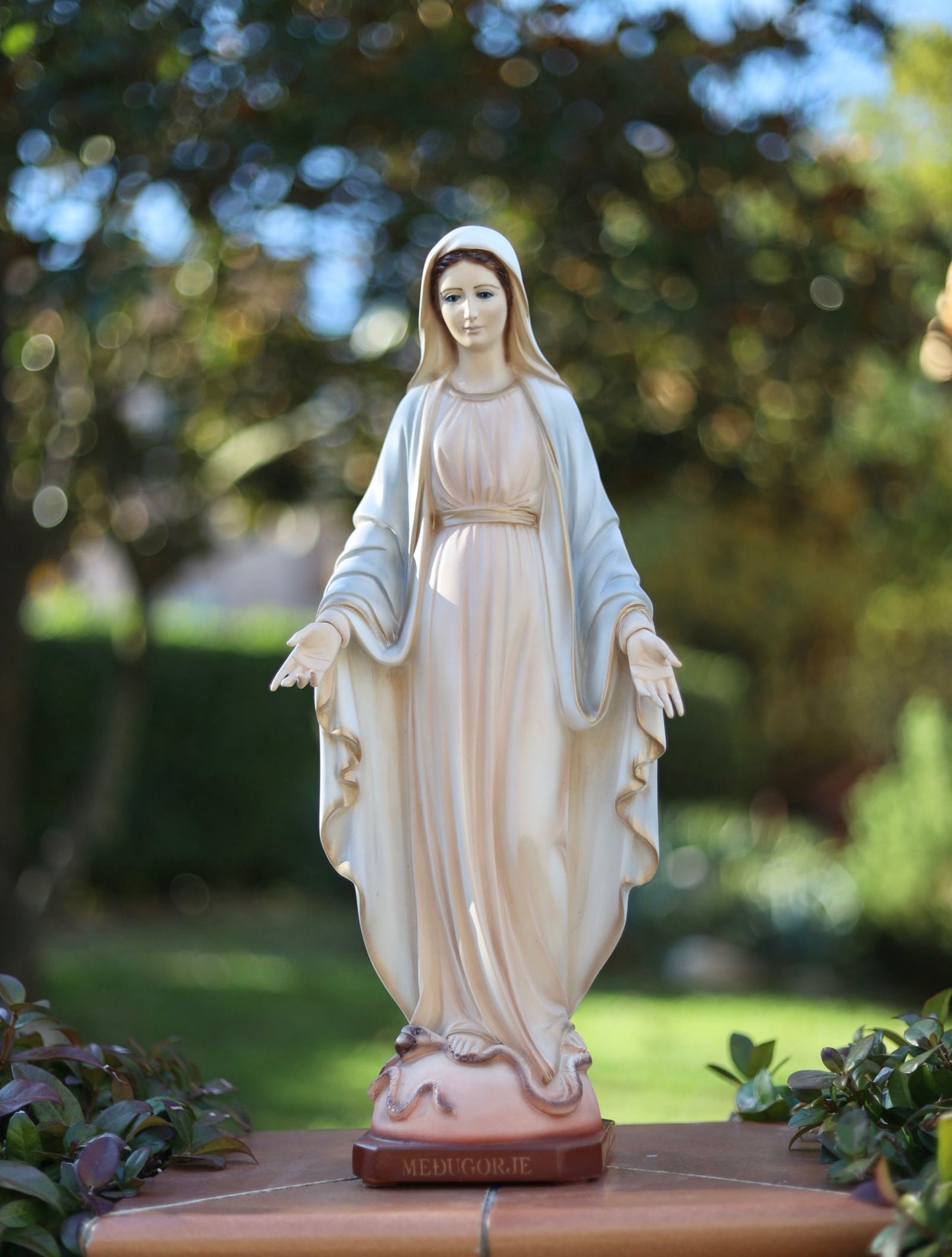 Estatua de mármol de Nuestra Señora de Gracia, estatua al aire libre de Nuestra Señora, estatua de la Virgen María pintada a mano, estatua de Medjugorje, estatua de la Virgen María para el exterior