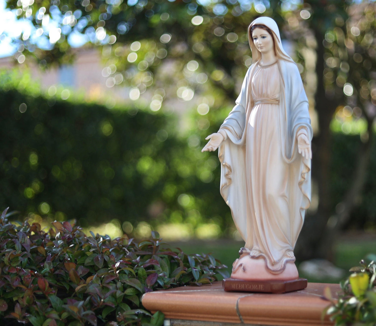 Estatua de mármol de Nuestra Señora de Gracia, estatua al aire libre de Nuestra Señora, estatua de la Virgen María pintada a mano, estatua de Medjugorje, estatua de la Virgen María para el exterior