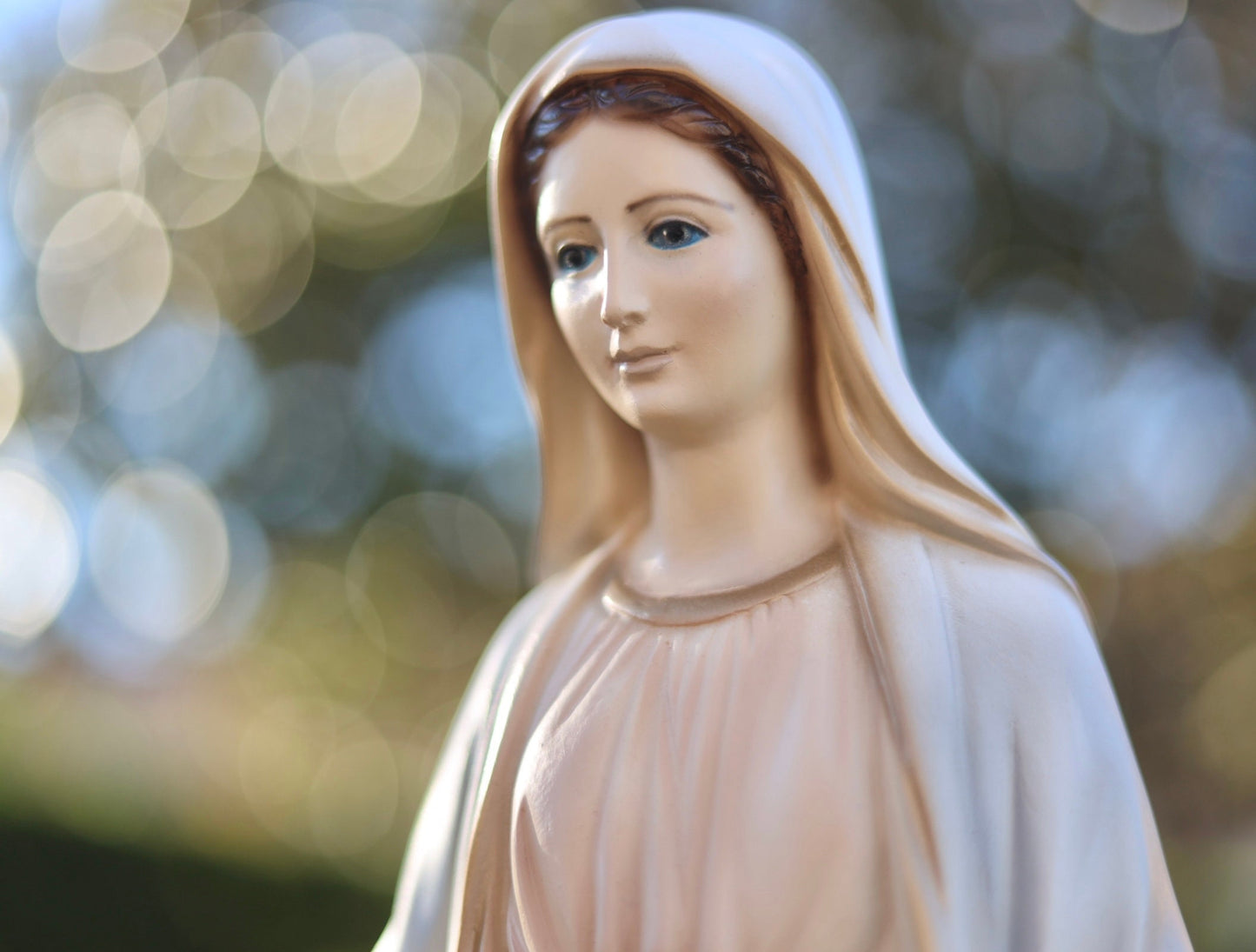 Estatua de mármol de Nuestra Señora de Gracia, estatua al aire libre de Nuestra Señora, estatua de la Virgen María pintada a mano, estatua de Medjugorje, estatua de la Virgen María para el exterior