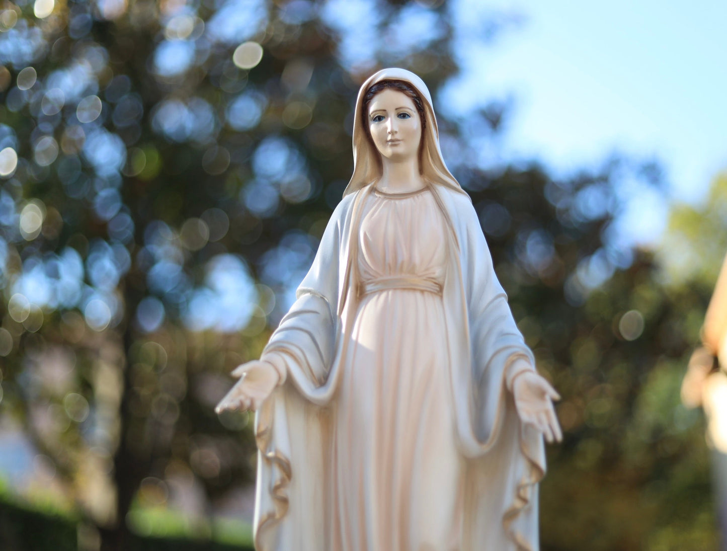 Estatua de mármol de Nuestra Señora de Gracia, estatua al aire libre de Nuestra Señora, estatua de la Virgen María pintada a mano, estatua de Medjugorje, estatua de la Virgen María para el exterior