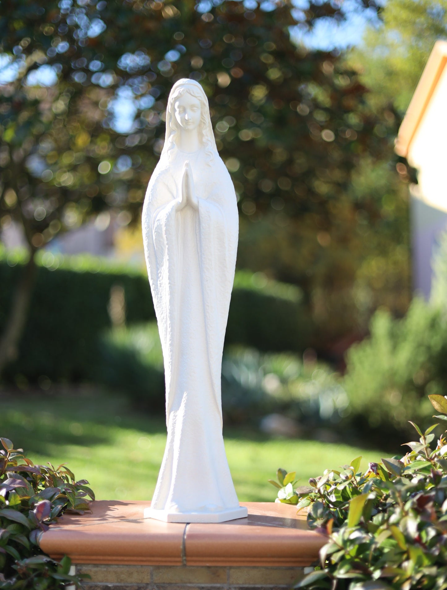 Estatua de polvo de mármol macizo de Nuestra Señora de Medjugorje, Reina de la Paz del Jardín, Virgen María blanca al aire libre, Altar casero Madre María