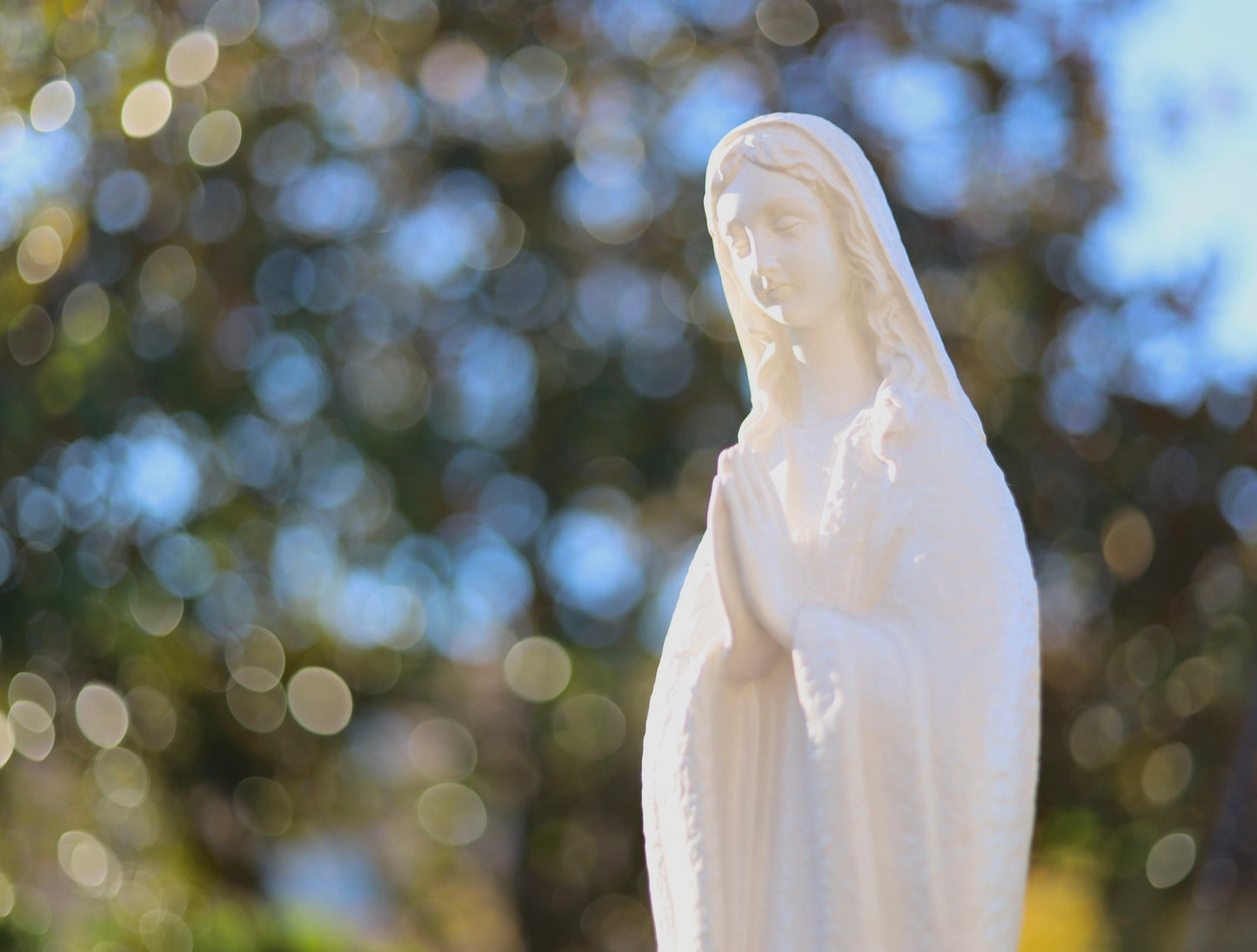 Estatua de polvo de mármol macizo de Nuestra Señora de Medjugorje, Reina de la Paz del Jardín, Virgen María blanca al aire libre, Altar casero Madre María