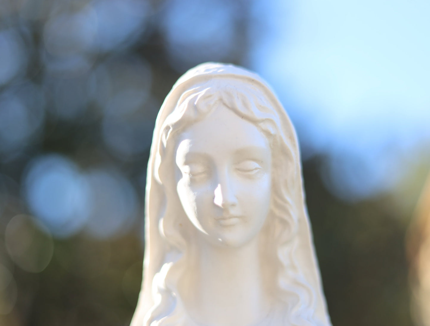 Estatua de polvo de mármol macizo de Nuestra Señora de Medjugorje, Reina de la Paz del Jardín, Virgen María blanca al aire libre, Altar casero Madre María