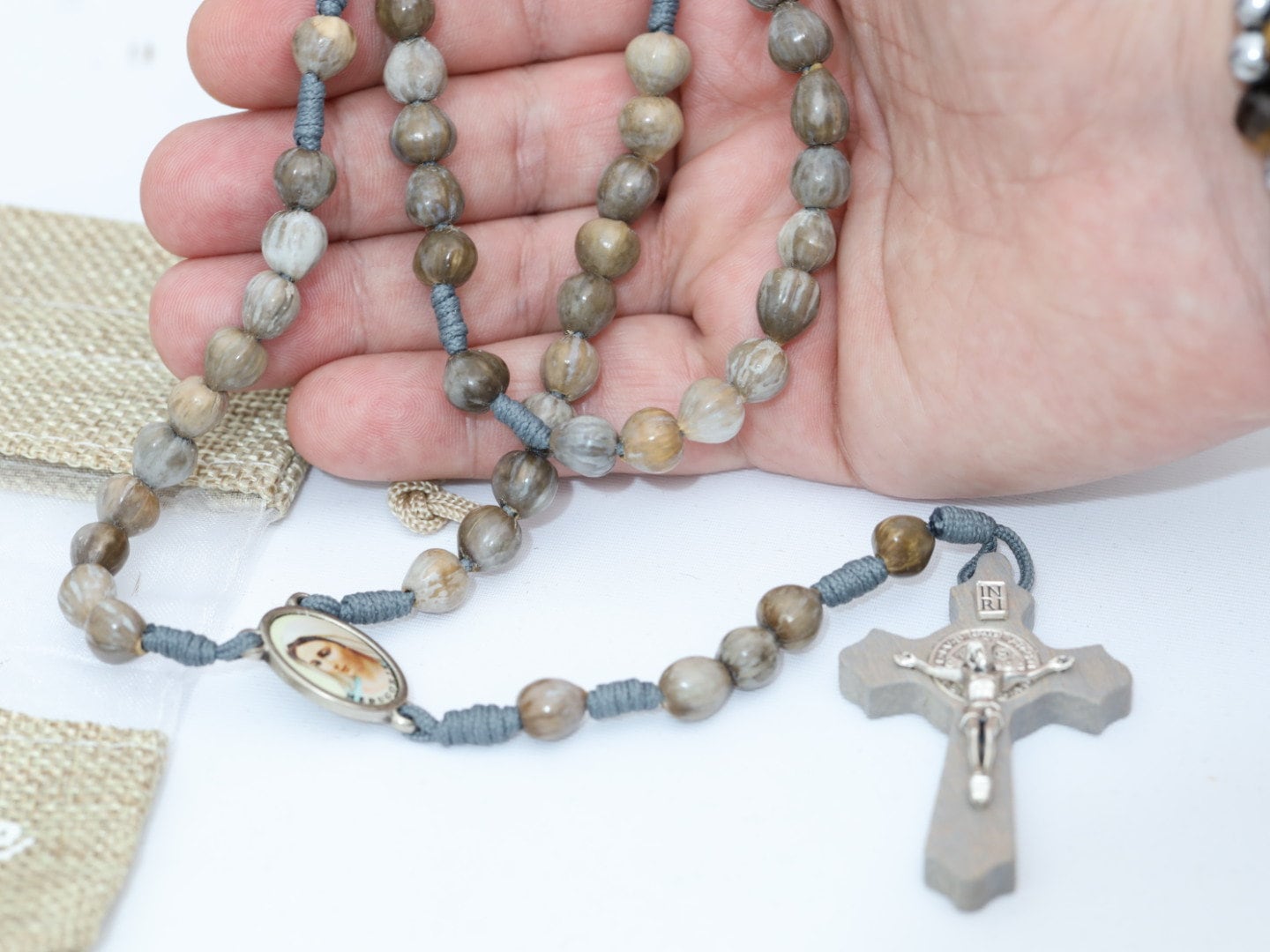 Rosario de lágrimas de Job | rosario de madera con lágrimas de Job | rosario de cuentas de semillas naturales | Rosario hecho a mano con crucifijo de San Benito