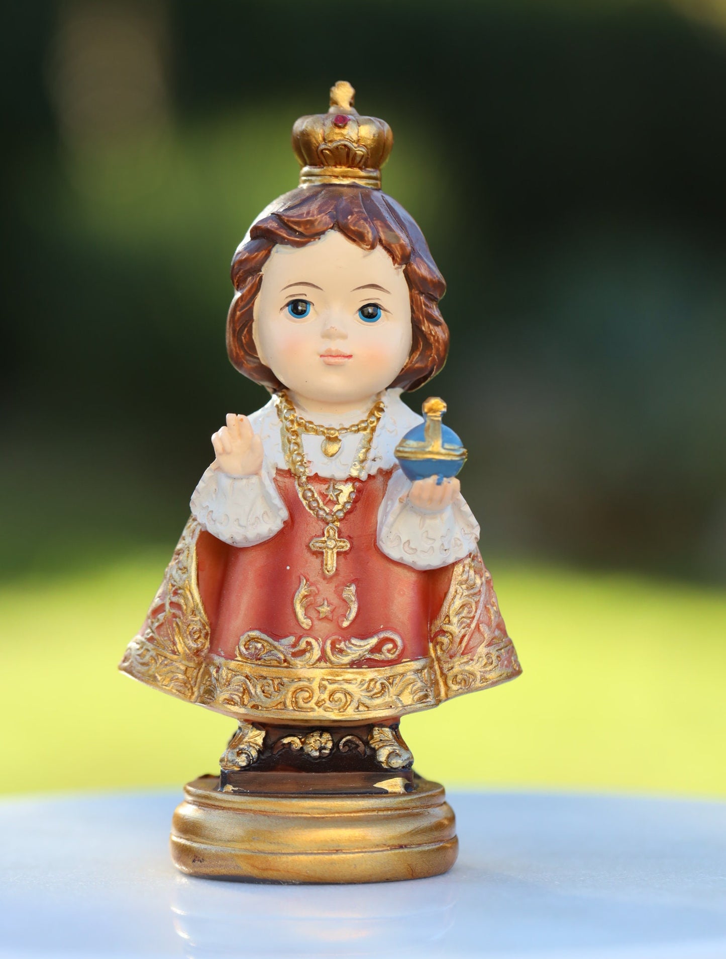Estatua en miniatura del Niño Jesús de Praga, pequeña estatua de resina de Jesús Niño de Praga, estatua de colección de bebés, estatua de bebé de Medjugorje