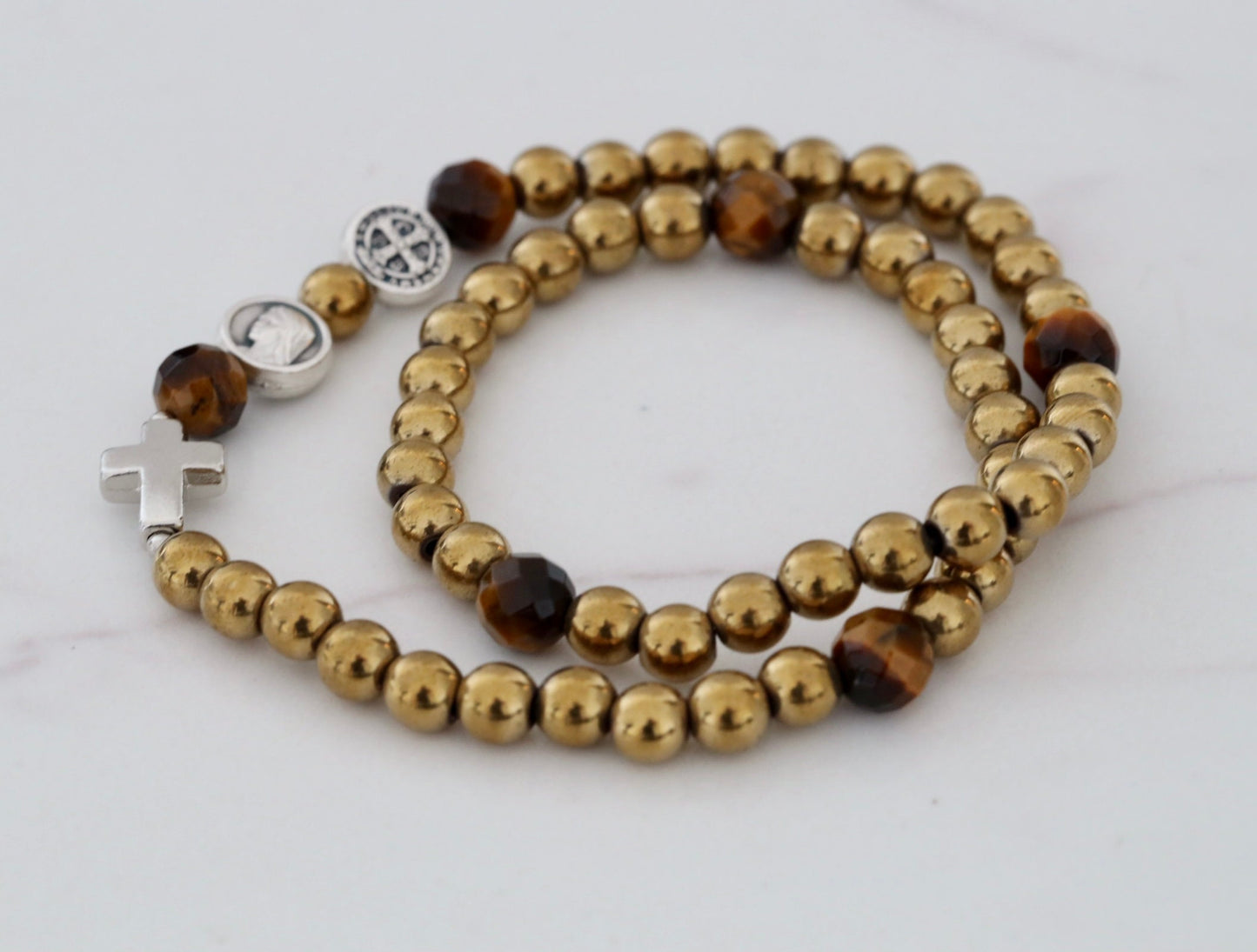 Pulsera de rosario completo Medjugorje de hematita chapada en oro, pulsera de rosario de cinco décadas, rosario ajustable Medjugorje con medalla de San Benito