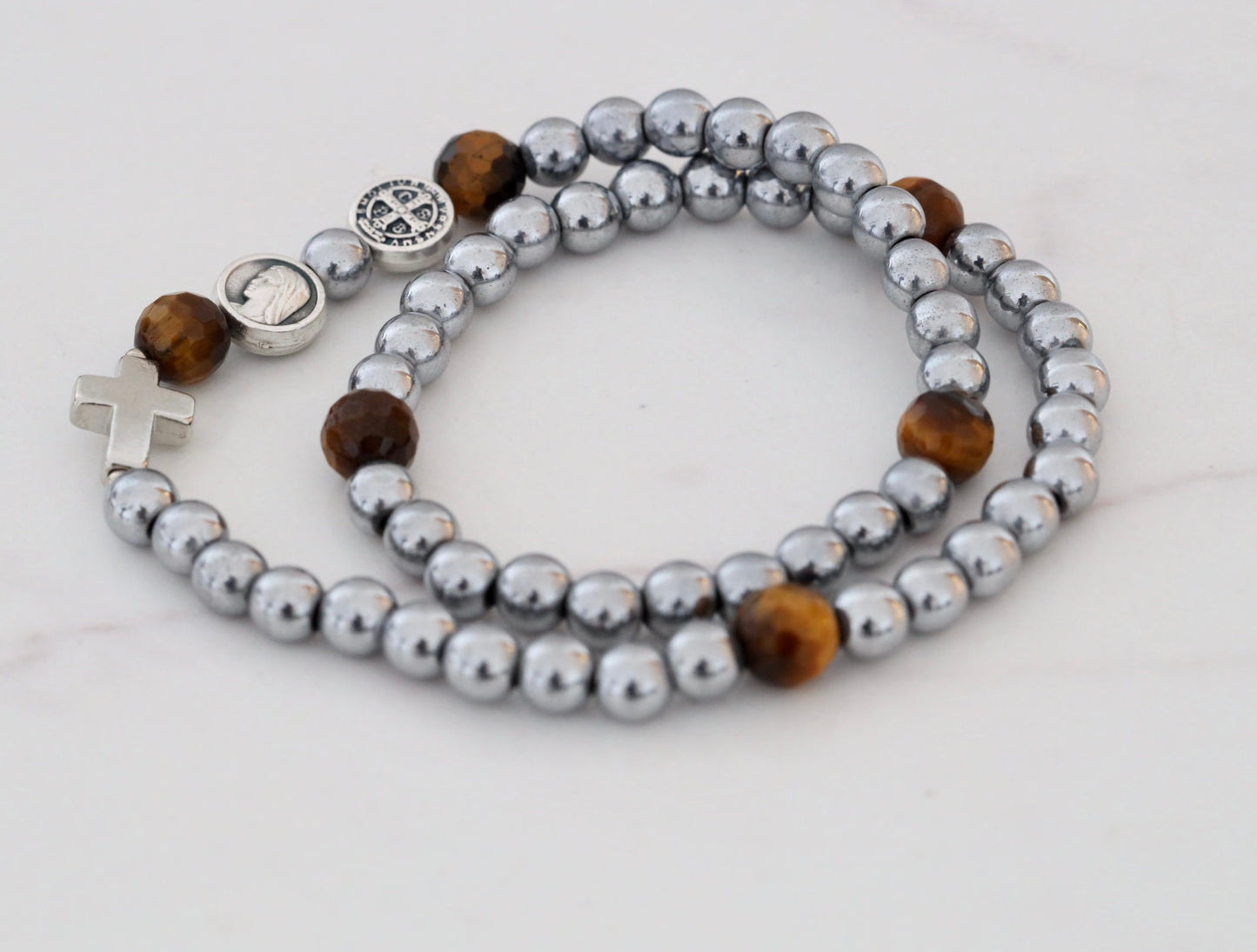 Pulsera de rosario completo Medjugorje de hematita chapada en oro, pulsera de rosario de cinco décadas, rosario ajustable Medjugorje con medalla de San Benito