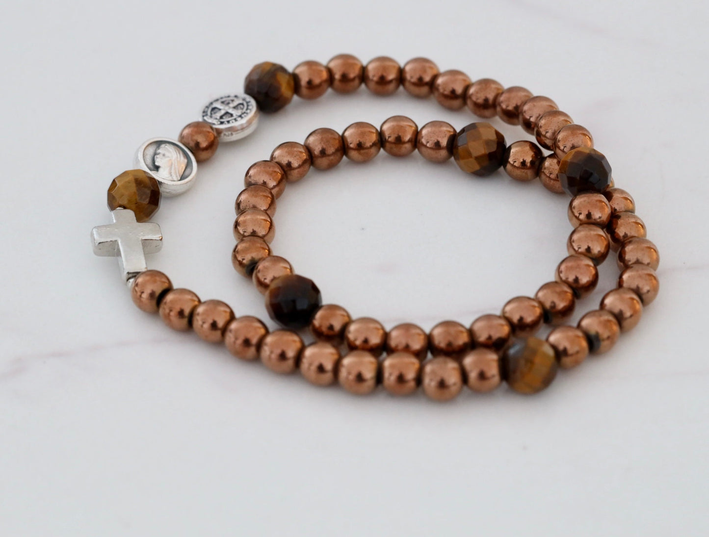 Pulsera rosario doble cuentas, pulsera rosario cinco décadas, pulsera rosario elástico medalla San Benito, pulsera rosario hematita