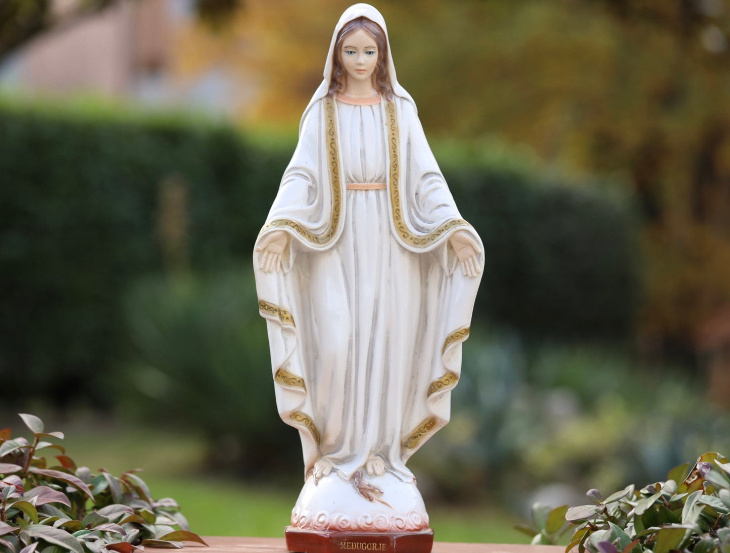 Estatua de polvo de mármol macizo de Nuestra Señora de Gracia, estatua de polvo de mármol de Medjugorje. estatua al aire libre pintada a mano de la Inmaculada Concepción