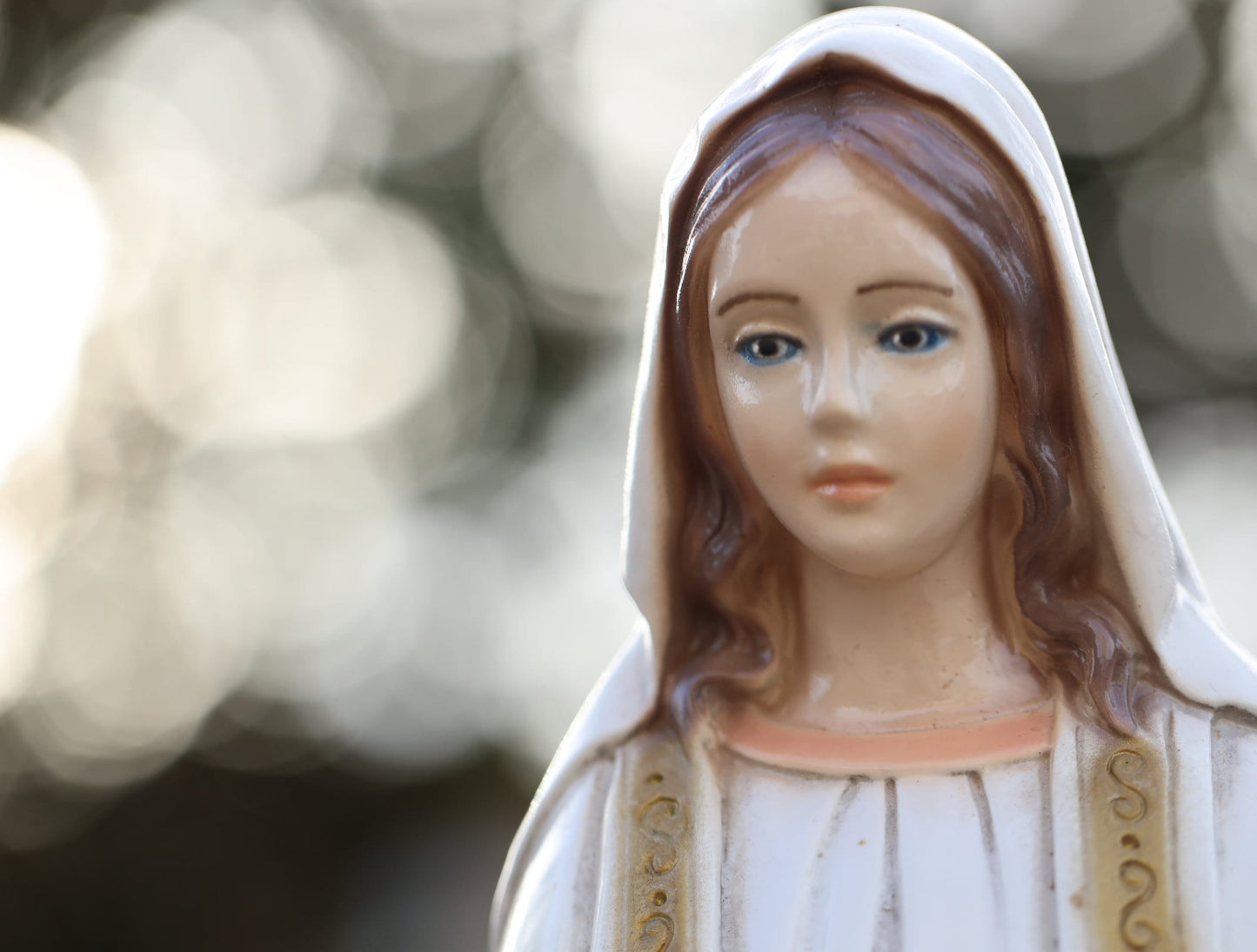 Estatua de polvo de mármol macizo de Nuestra Señora de Gracia, estatua de polvo de mármol de Medjugorje. estatua al aire libre pintada a mano de la Inmaculada Concepción