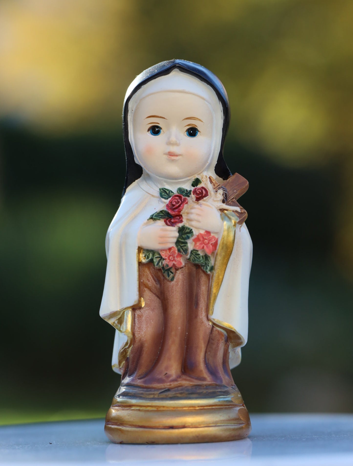 Estatua en miniatura de Santa Teresa de Flores Pequeñas, colección de bebés de Santa Teresa, estatua coleccionable de la pequeña santa católica, Santa Teresa de Liseaux