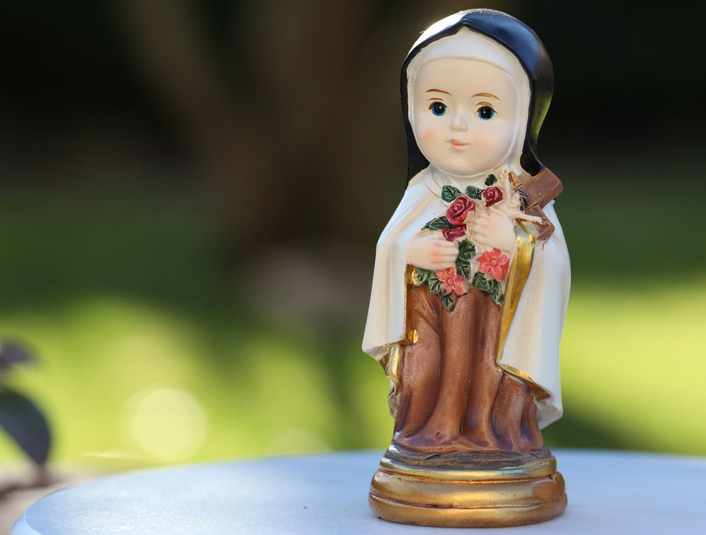 Estatua en miniatura de Santa Teresa de Flores Pequeñas, colección de bebés de Santa Teresa, estatua coleccionable de la pequeña santa católica, Santa Teresa de Liseaux