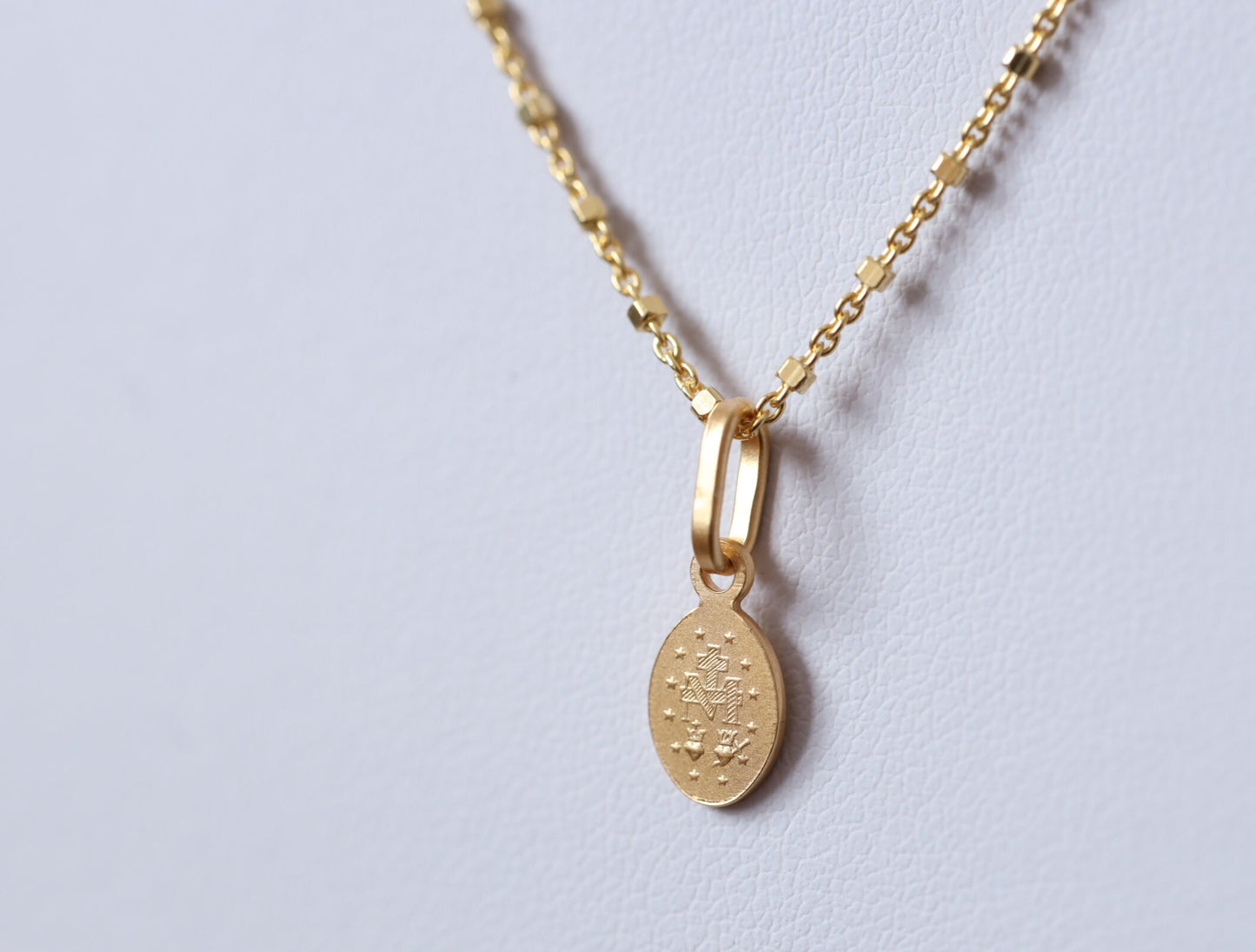 Plata de primera ley chapada en oro de 18 kt delicada Medalla Milagrosa, Medalla en miniatura de Nuestra Señora de Gracia llena de oro, Medalla Milagrosa de Medjugorje