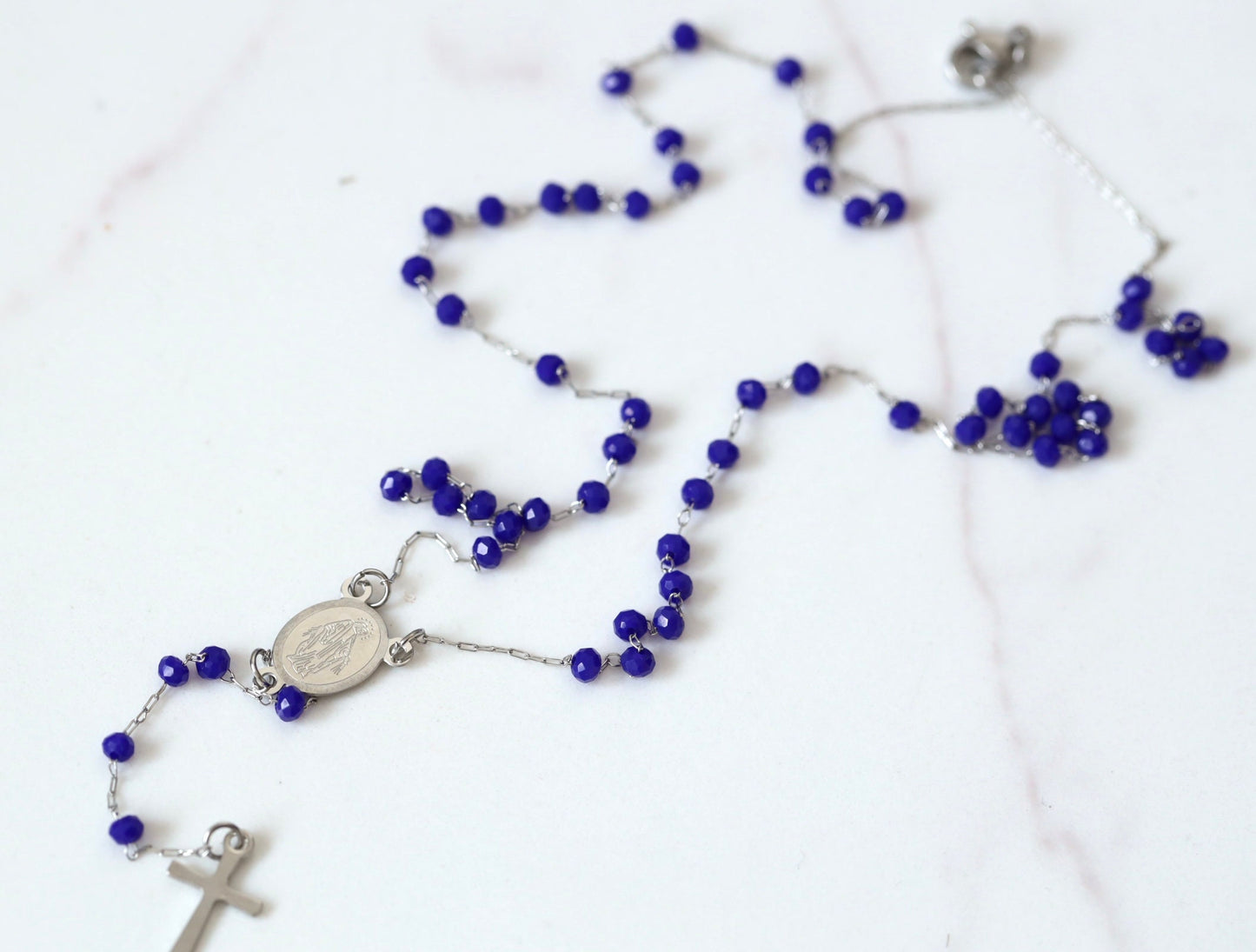 Collar de cuentas de rosario azul de acero inoxidable con Medalla Milagrosa, delicadas cuentas de rosario chapadas en oro de Medjugorje, rosario de Nuestra Señora de Gracia