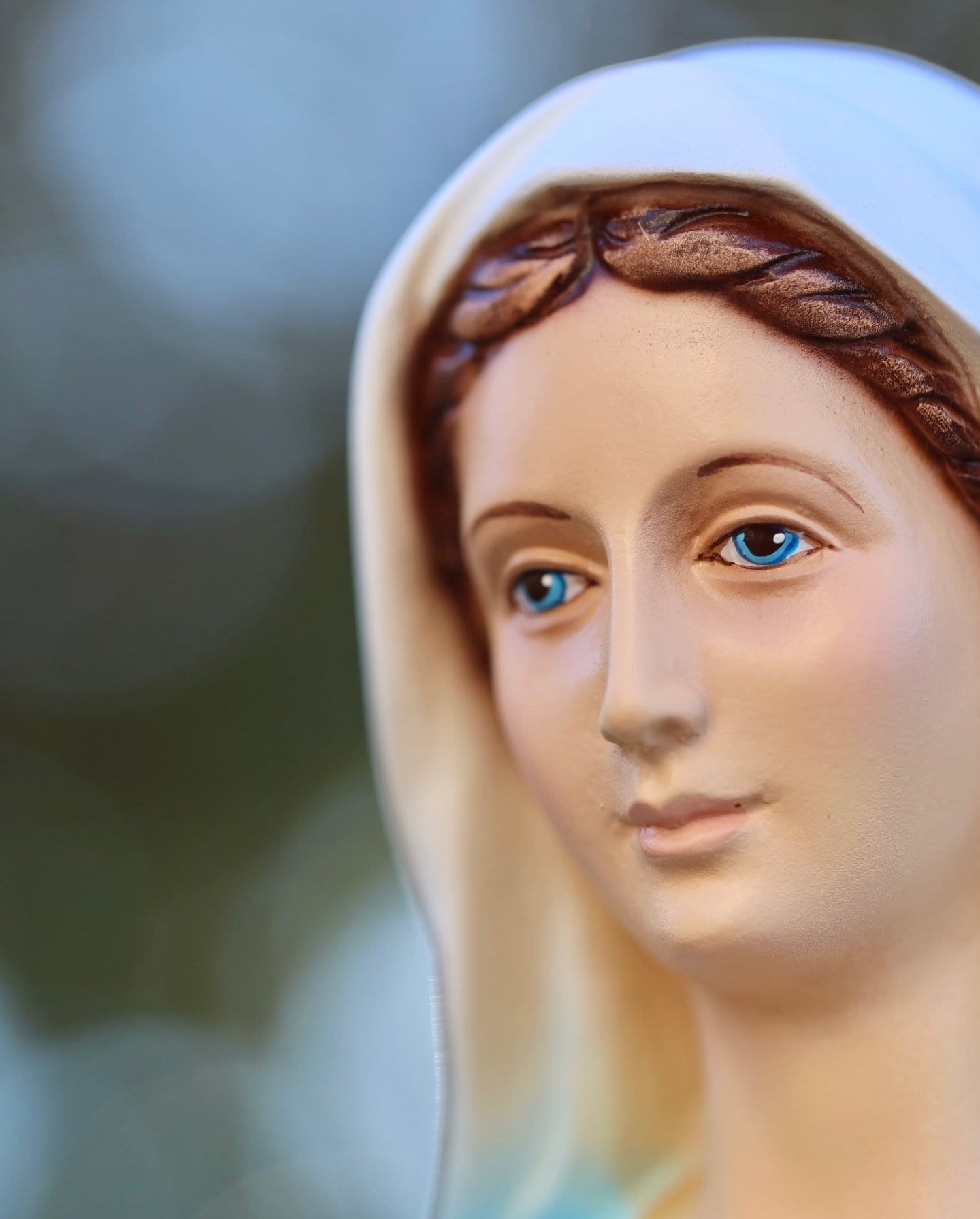Estatua de mármol de Nuestra Señora de Gracia, estatua al aire libre de Nuestra Señora, estatua de la Virgen María pintada a mano estatua de polvo de mármol sólido, estatua de Medjugorje