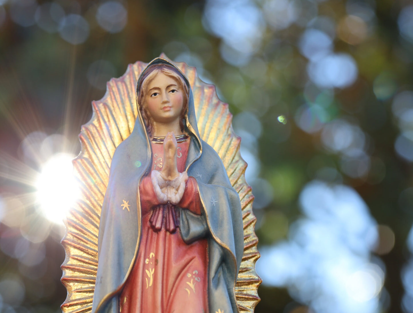 Estatua de madera hecha a mano de Nuestra Señora de Guadalupe, estatua tallada a mano de la Reina de la Paz, estatua chapada en oro de 9 pulgadas de la Virgen María, estatua de la Madre María