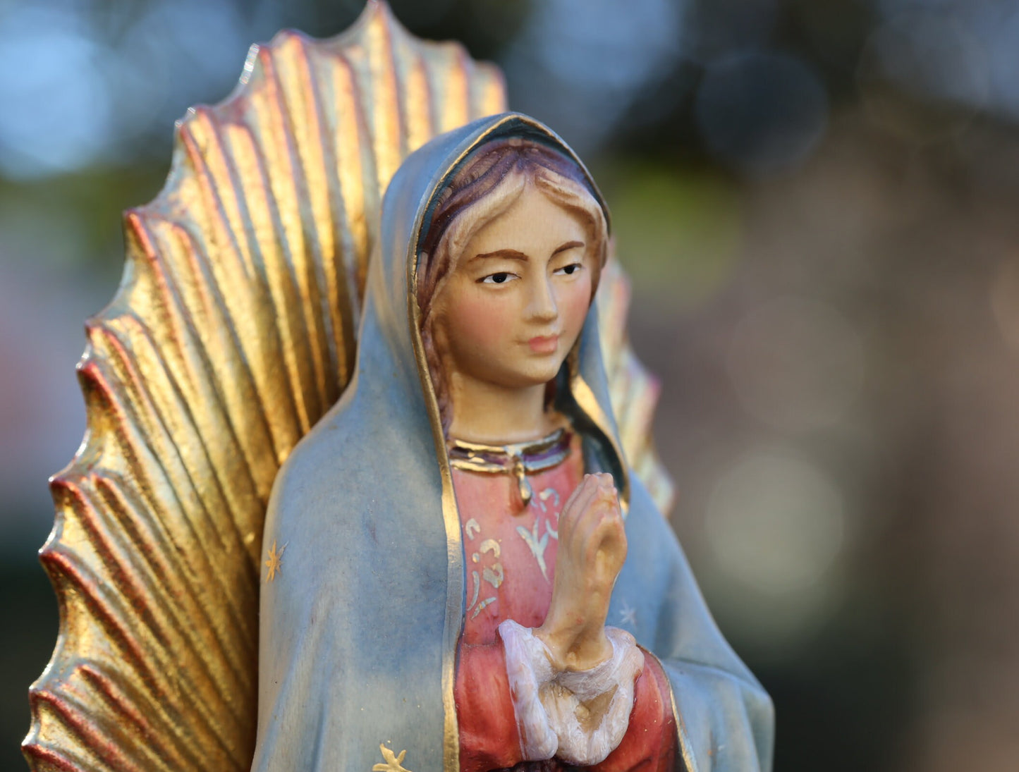 Estatua de madera hecha a mano de Nuestra Señora de Guadalupe, estatua tallada a mano de la Reina de la Paz, estatua chapada en oro de 9 pulgadas de la Virgen María, estatua de la Madre María