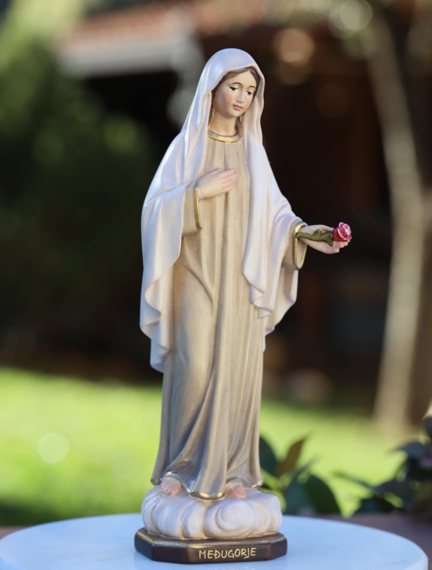 Estatua de madera tallada a mano de Nuestra Señora de Medjugorje, estatua de madera de la Reina de la Paz, estatua única de la Virgen María de 20 cm, estatua del altar casero en miniatura