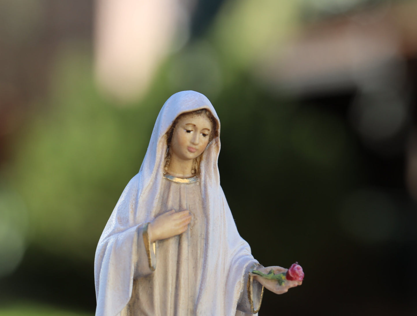 Estatua en miniatura de Nuestra Señora de Medjugorje, estatua de madera tallada a mano de la Virgen María, estatua hecha a mano de la Reina de la Paz, altar casero Madre María