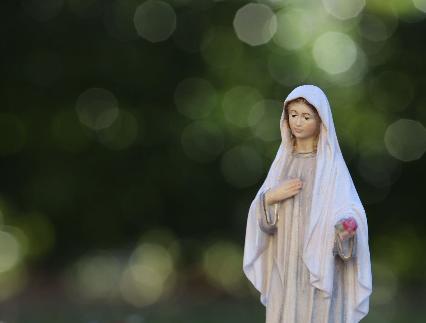 Estatua en miniatura de Nuestra Señora de Medjugorje, estatua de madera tallada a mano de la Virgen María, estatua hecha a mano de la Reina de la Paz, altar casero Madre María