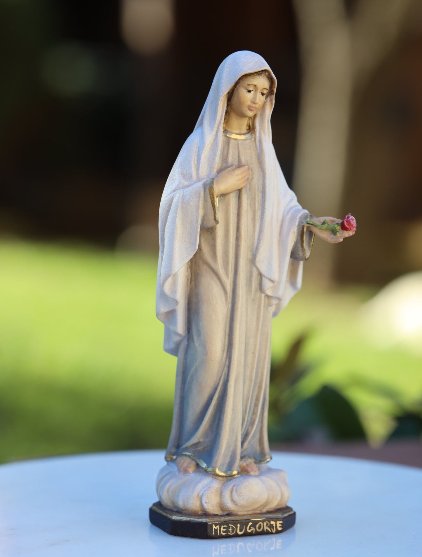 Estatua en miniatura de Nuestra Señora de Medjugorje, estatua de madera tallada a mano de la Virgen María, estatua hecha a mano de la Reina de la Paz, altar casero Madre María