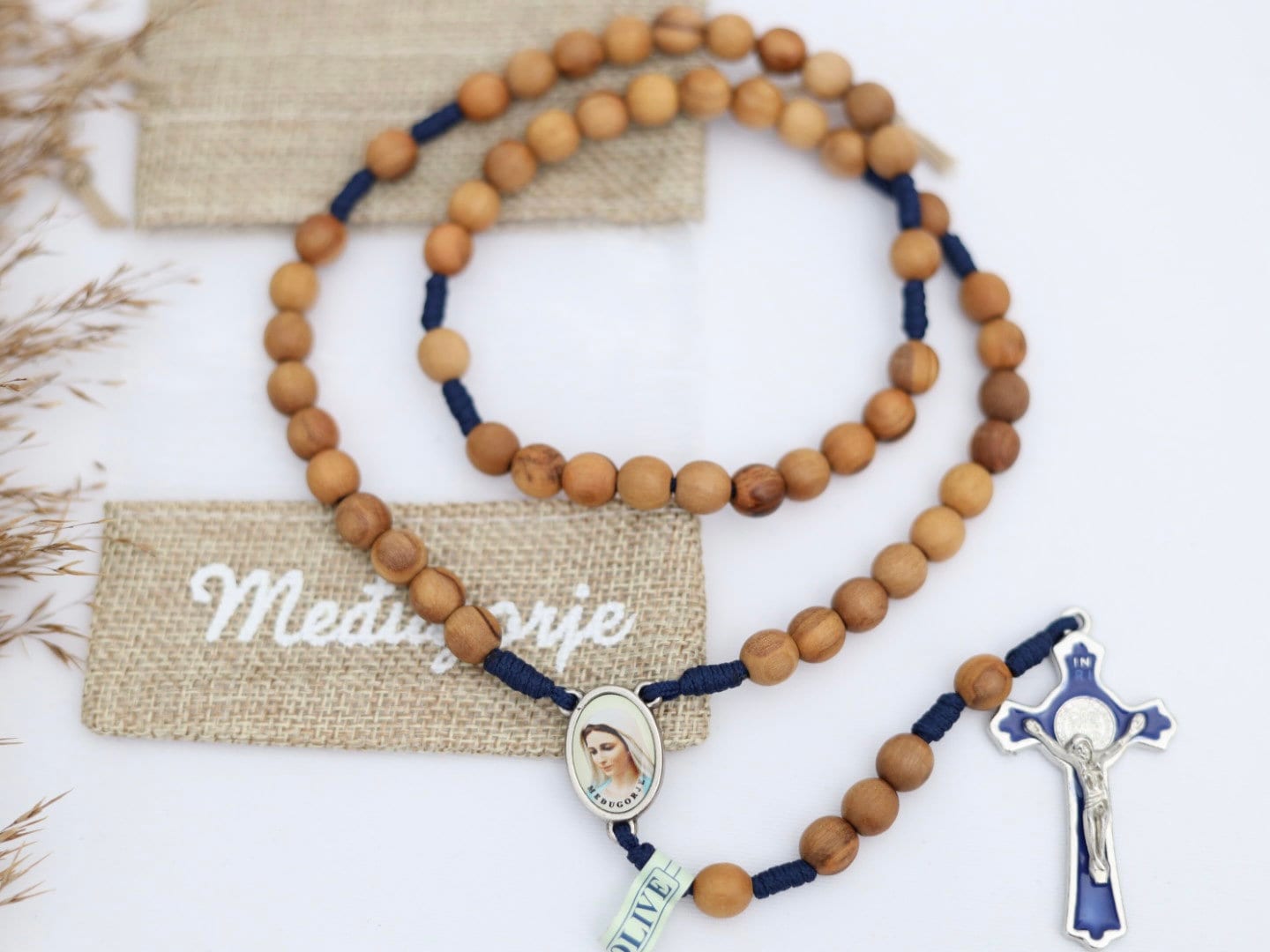 Rosario de Medjugorje hecho a mano en madera de olivo| Rosario de San Benito con cuentas de madera de olivo | Rosario cruz San Benito esmalte azul