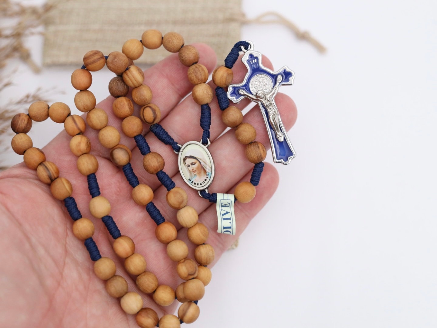 Rosario de Medjugorje hecho a mano en madera de olivo| Rosario de San Benito con cuentas de madera de olivo | Rosario cruz San Benito esmalte azul