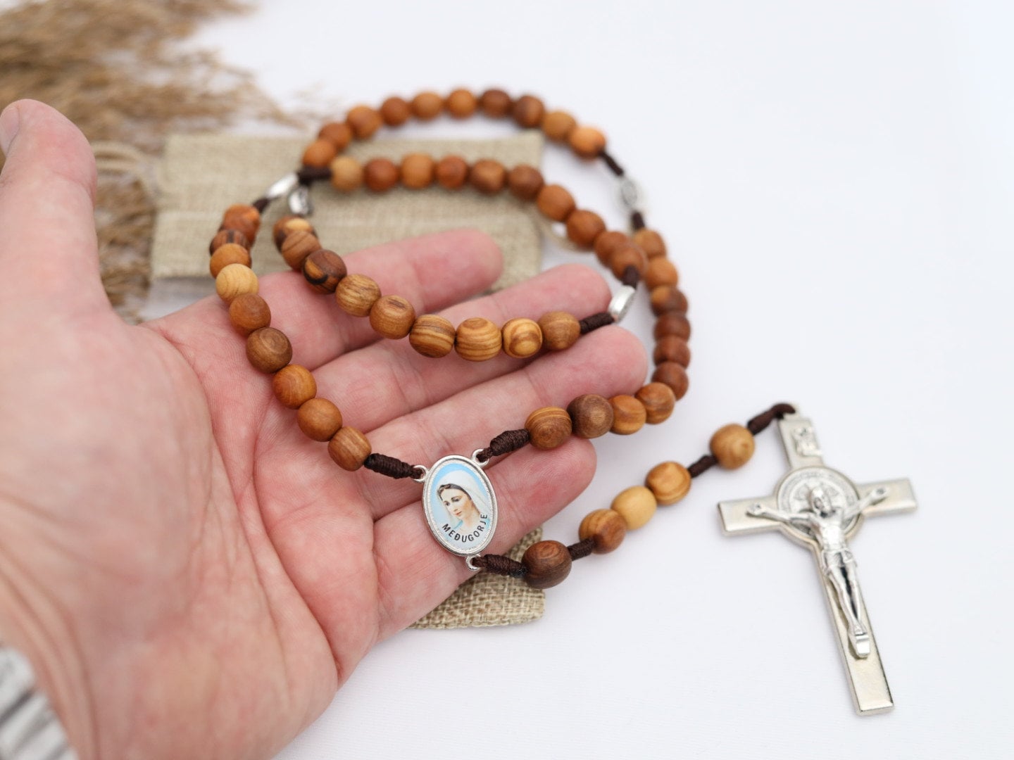Rosario de madera de olivo con gran cruz de San Benito | rosario hecho a mano con gente local en Medjugorje / cuentas de rosario genuinas de madera natural