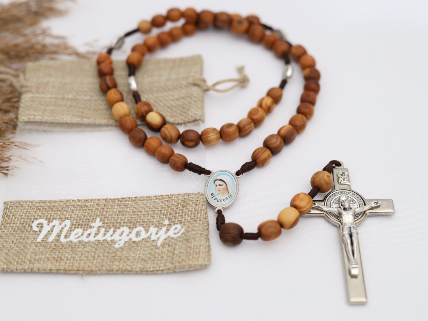 Rosario de madera de olivo con gran cruz de San Benito | rosario hecho a mano con gente local en Medjugorje / cuentas de rosario genuinas de madera natural