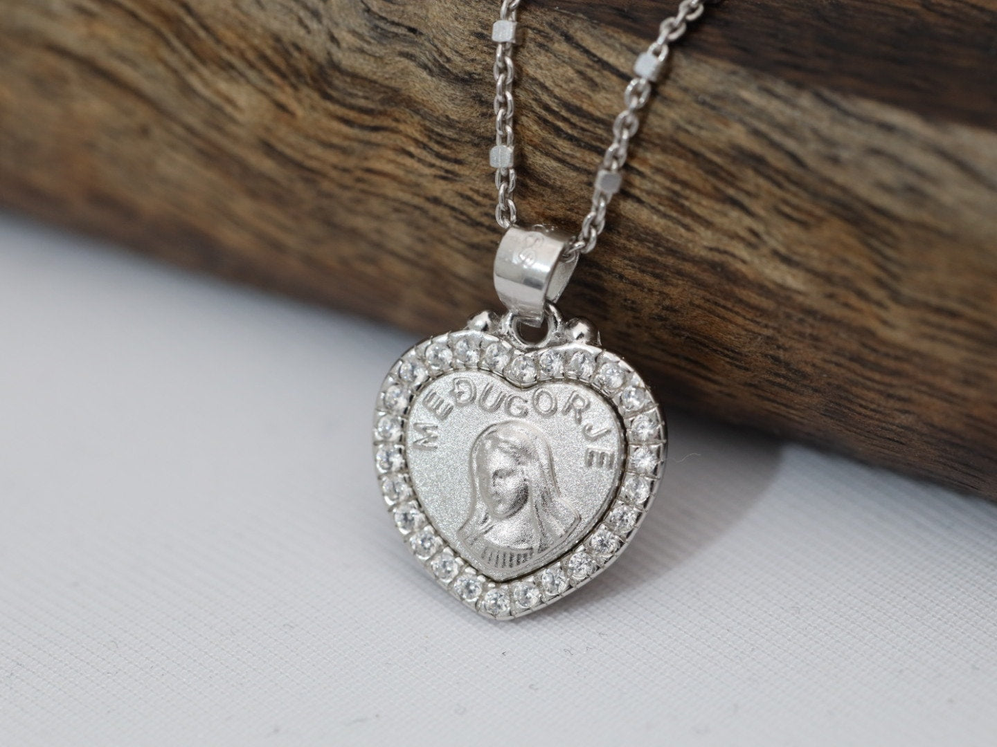 Collar Reina de la Paz, medalla de Medjugorje, plata de ley 925, Nuestra Señora de Medjugorje, collar de la Virgen María, colgante de la Virgen María en forma de corazón