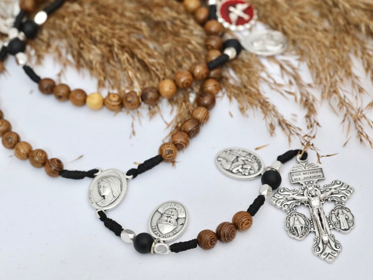 Rosario cruz perdón, rosario con 10 santos diferentes| Rosario de Medjugorje, cuentas de rosario de madera, San Benito con rosario de medalla milagrosa