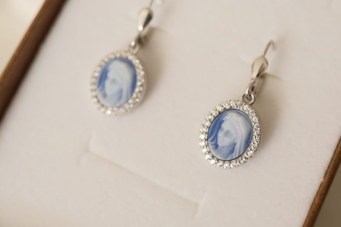 Pendientes Nuestra Señora de Gracia, pendientes de plata de primera ley Virgen María, pendientes de cameo azul, pendientes de cameo de ágata azul, pendientes en miniatura para mujer