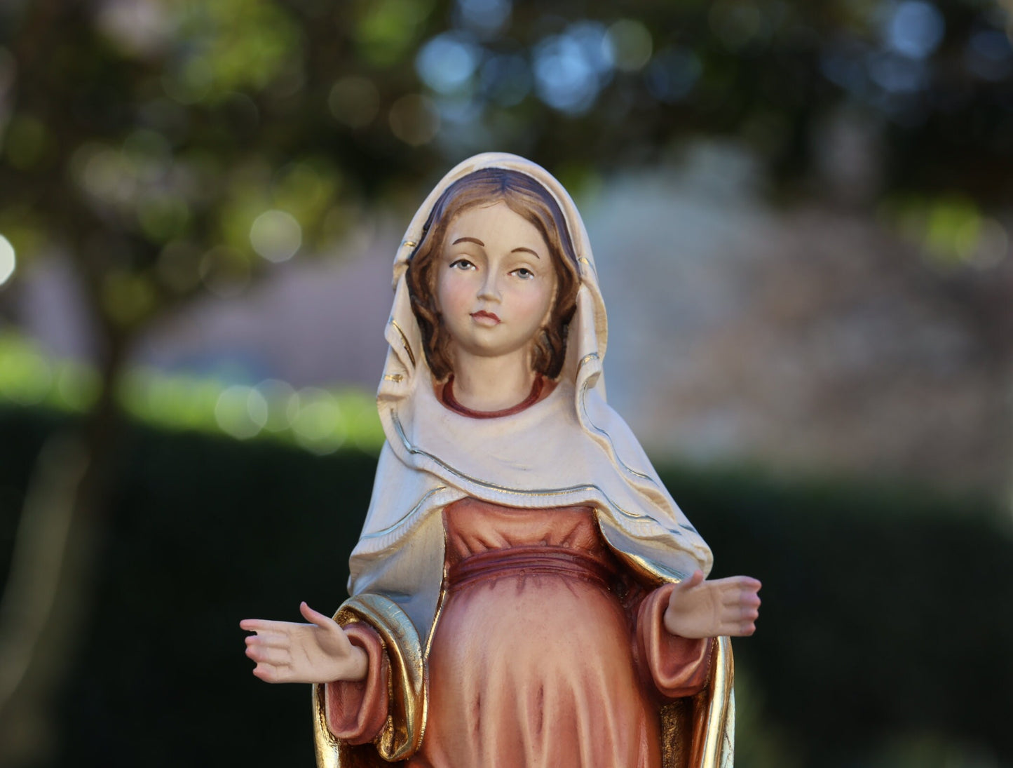 Estatua de madera de la Virgen María embarazada, Nuestra Señora hecha a mano de madera, estatua de madera de 12 pulgadas de nuestra Señora, estatua devocional pintada a mano de Nuestra Señora