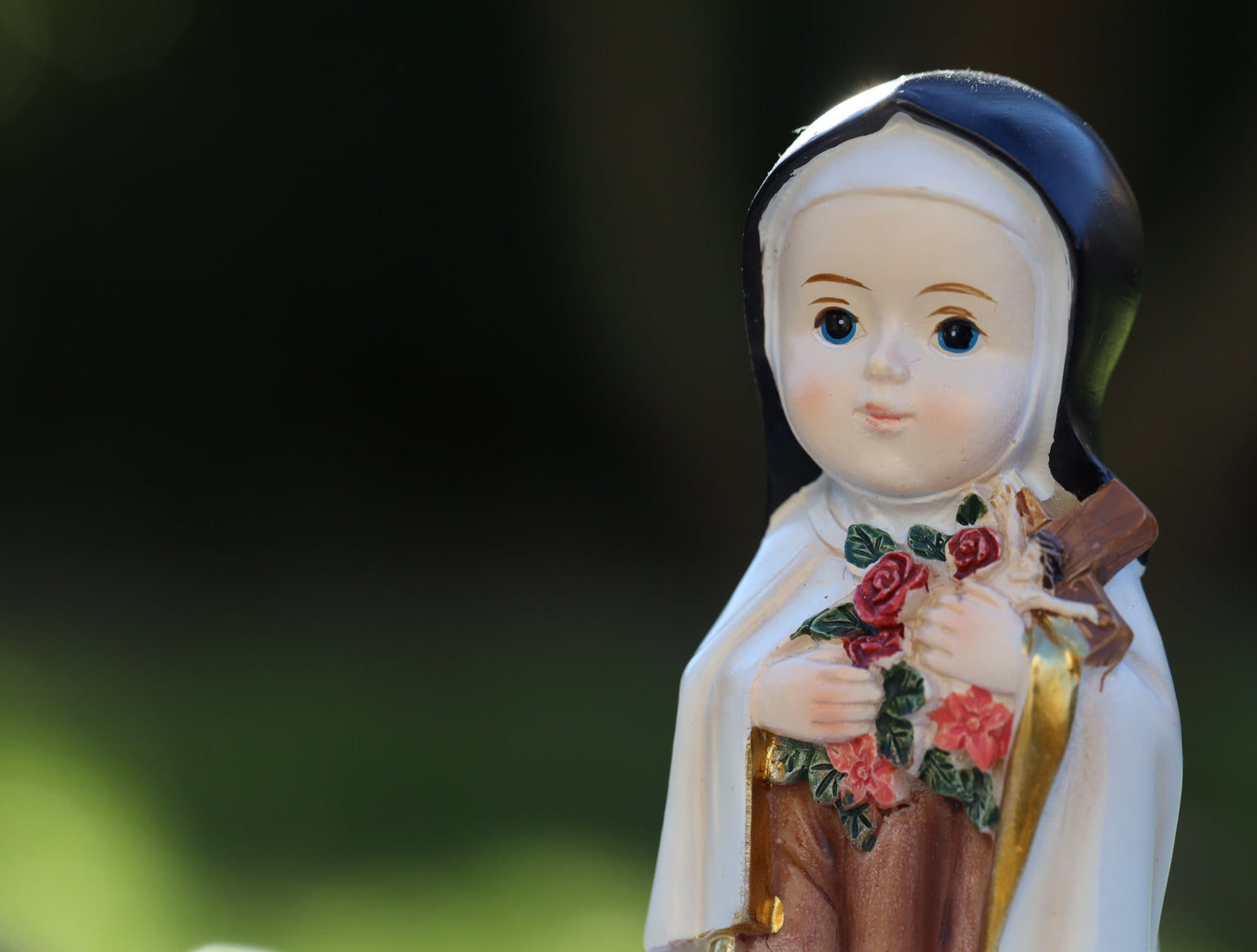 Estatua en miniatura de Santa Teresa de Flores Pequeñas, colección de bebés de Santa Teresa, estatua coleccionable de la pequeña santa católica, Santa Teresa de Liseaux