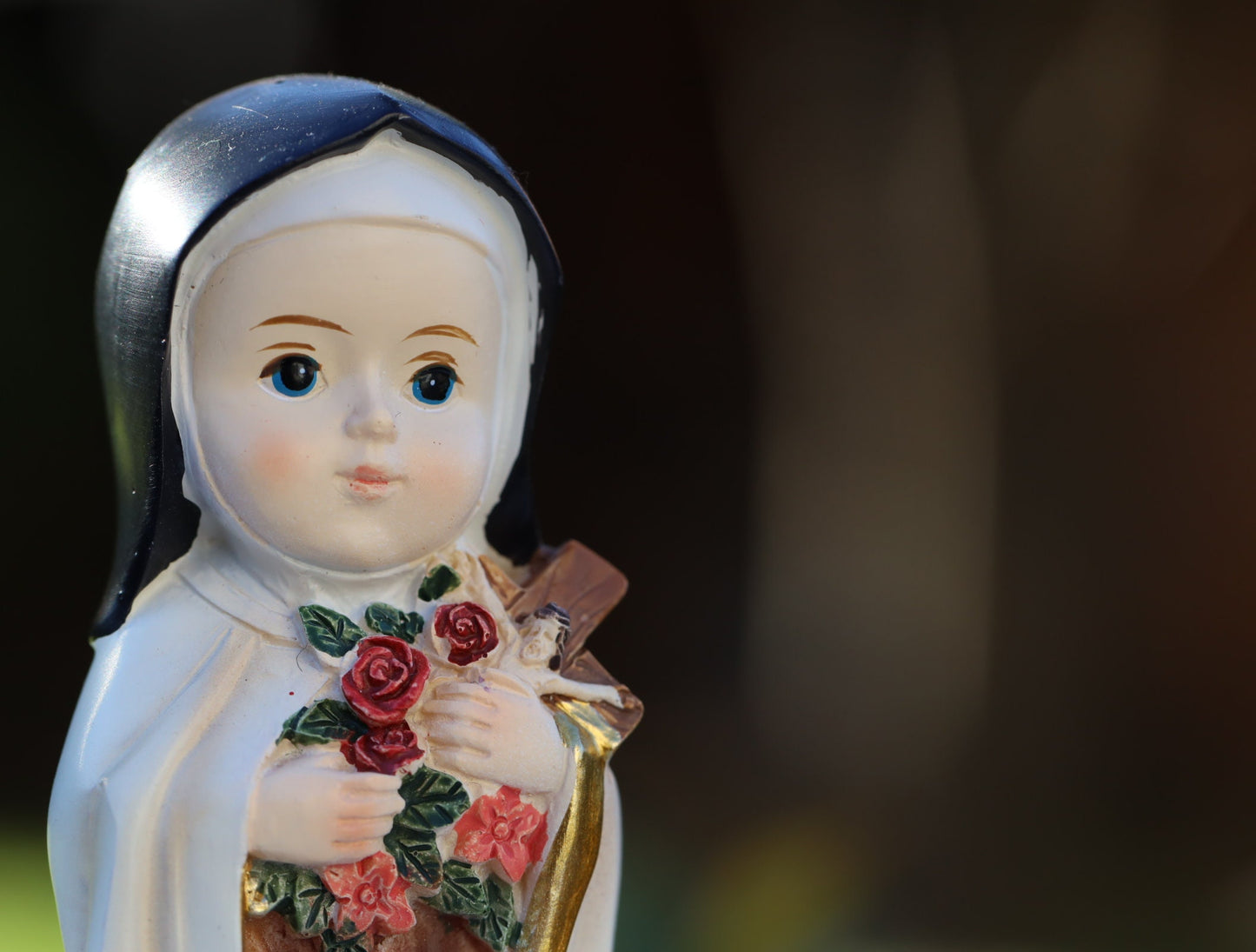 Estatua en miniatura de Santa Teresa de Flores Pequeñas, colección de bebés de Santa Teresa, estatua coleccionable de la pequeña santa católica, Santa Teresa de Liseaux
