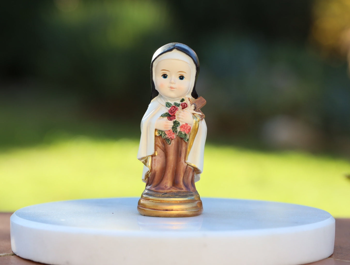 Estatua en miniatura de Santa Teresa de Flores Pequeñas, colección de bebés de Santa Teresa, estatua coleccionable de la pequeña santa católica, Santa Teresa de Liseaux