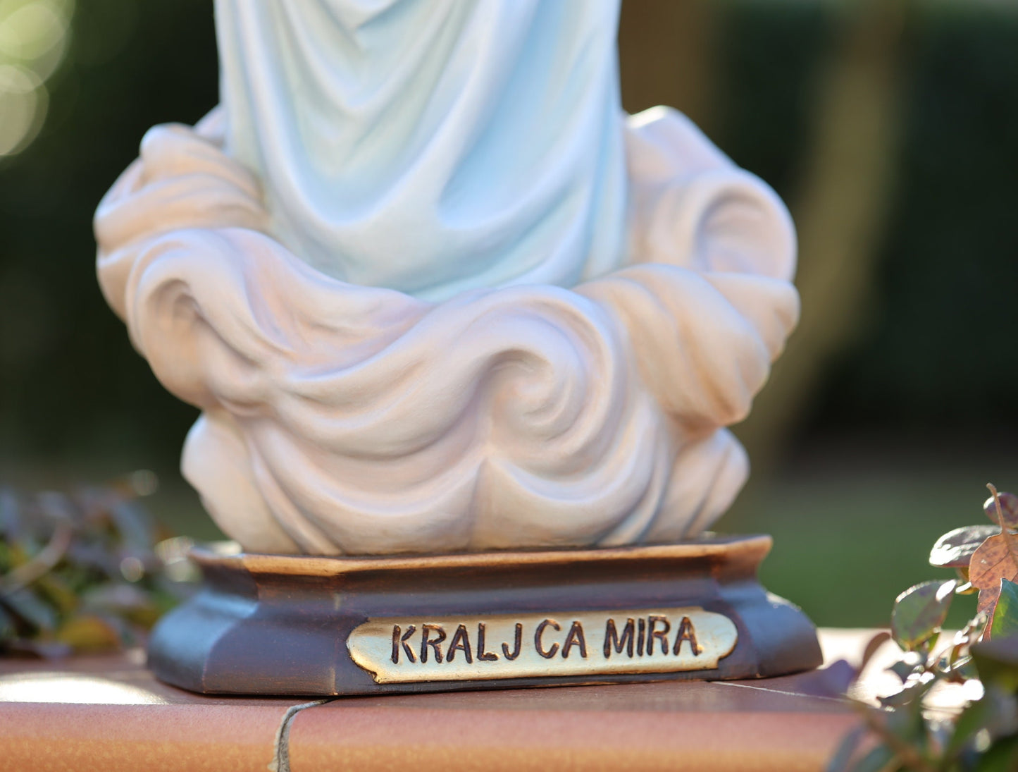 Estatua de Nuestra Señora de Medjugorje de 27 pulgadas, estatua de la Reina de la Paz pintada a mano, estatua de la Virgen María del altar del hogar, estatua de la Madre María de 70 cm