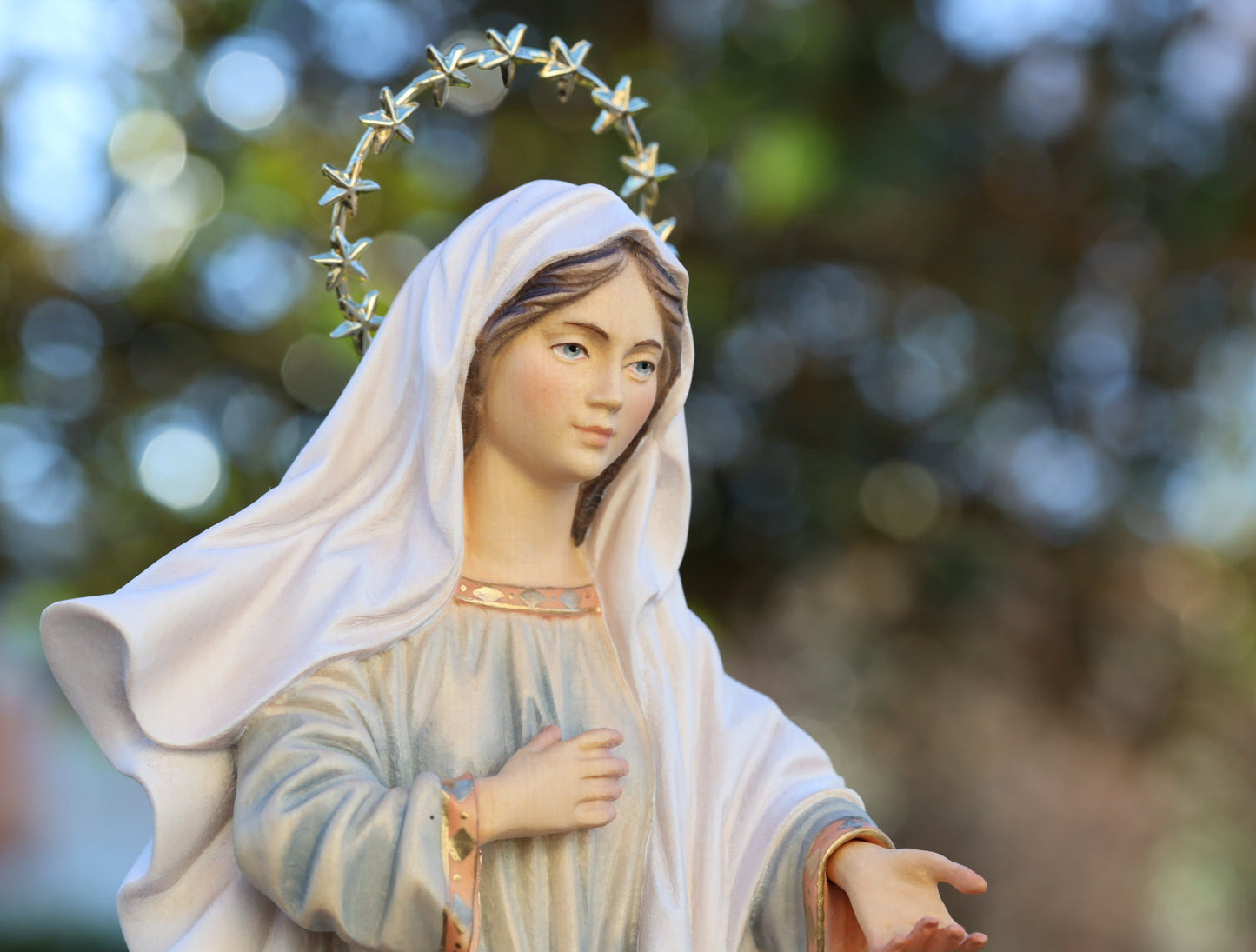 Estatua de Nuestra Señora de Medjugorje de 14 pulgadas, estatua de madera hecha a mano de la Reina de la Paz de 35 cm, estatua de la Virgen María pintada a mano, madera de arce de Nuestra Señora