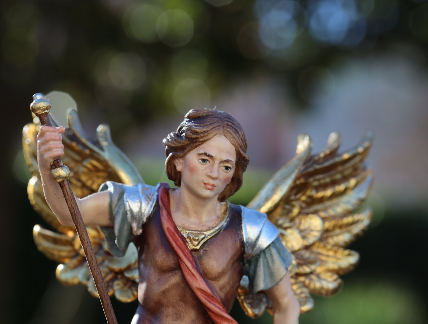 Estatua de madera de San Miguel tallada a mano de 33 cm, estatua coleccionable de santos católicos, estatua del arcángel Miguel, estatua chapada en oro pintada a mano