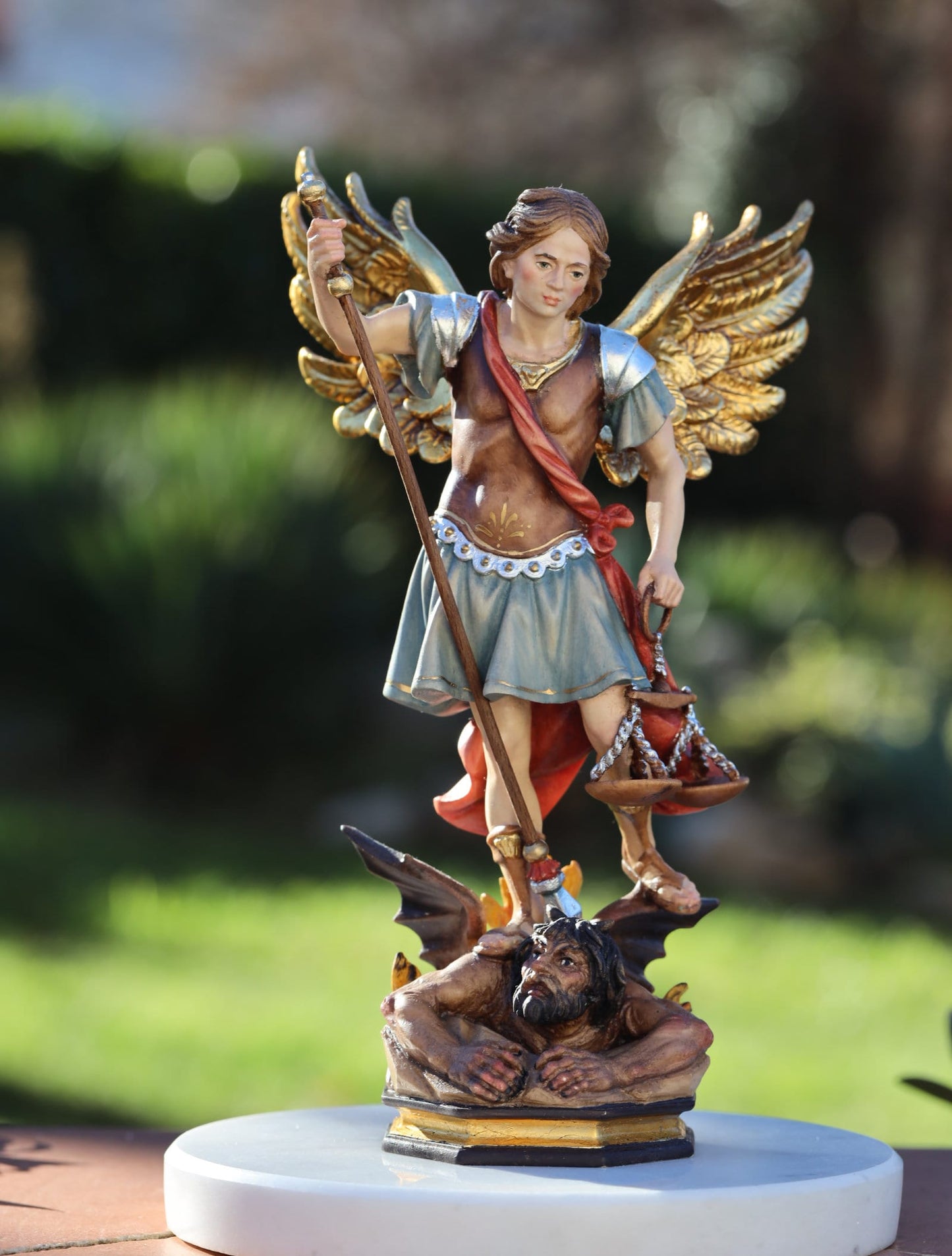 Estatua de madera de San Miguel tallada a mano de 33 cm, estatua coleccionable de santos católicos, estatua del arcángel Miguel, estatua chapada en oro pintada a mano