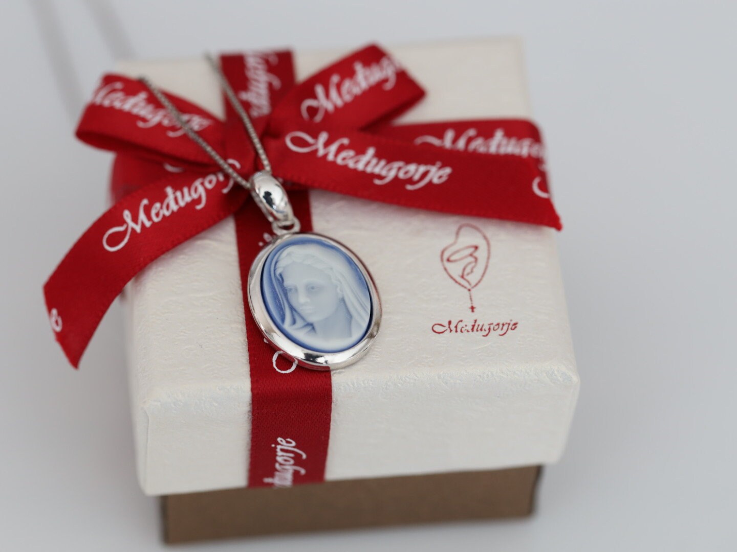 Colgante de cameo de Nuestra Señora de Gracia, cameo de la Virgen María, collar de cameo católico, colgante de collar de la Reina de la Paz, collar de cameo de Medjugorje