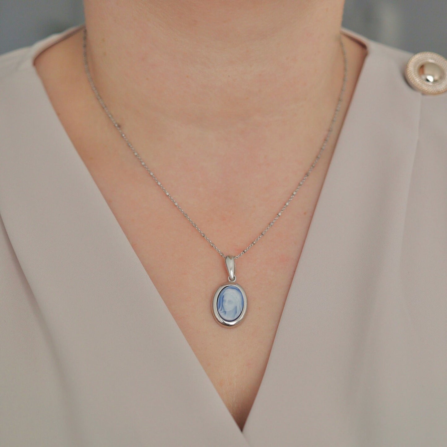 Colgante de cameo de Nuestra Señora de Gracia, cameo de la Virgen María, collar de cameo católico, colgante de collar de la Reina de la Paz, collar de cameo de Medjugorje