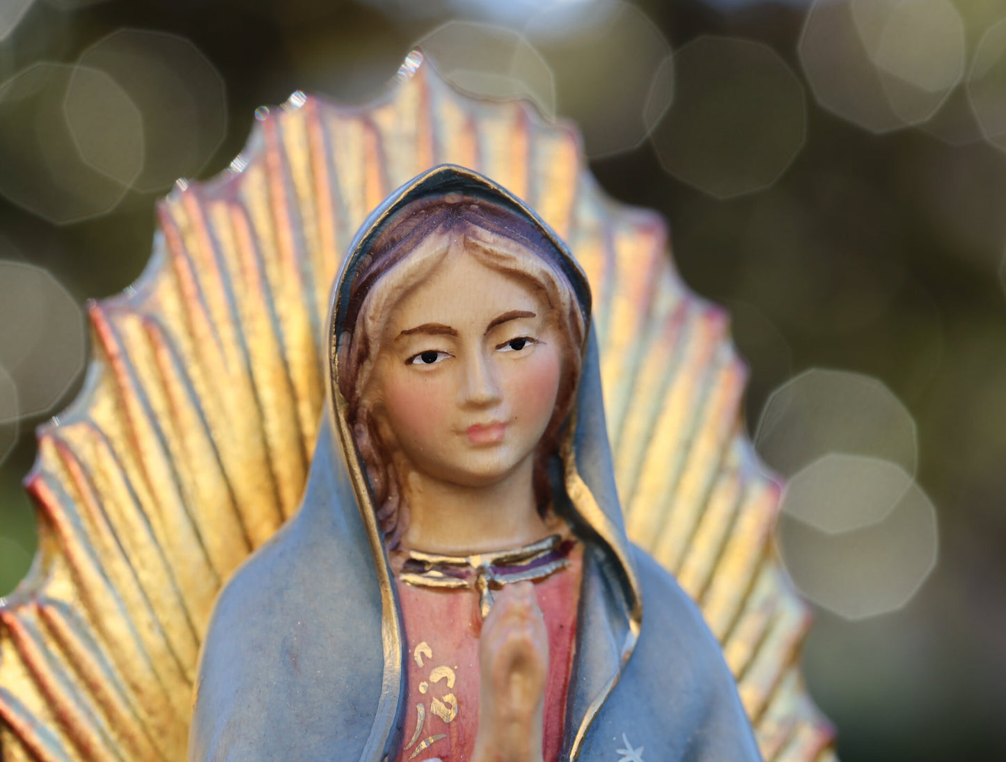 Estatua de madera hecha a mano de Nuestra Señora de Guadalupe, estatua tallada a mano de la Reina de la Paz, estatua chapada en oro de 9 pulgadas de la Virgen María, estatua de la Madre María